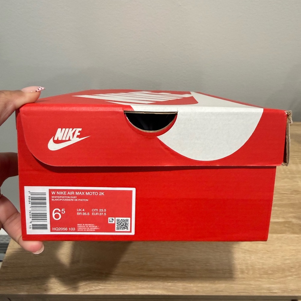 Nike Women's White and Silver Mesh Sneakers with Black Swoosh - Picture 9 of 9